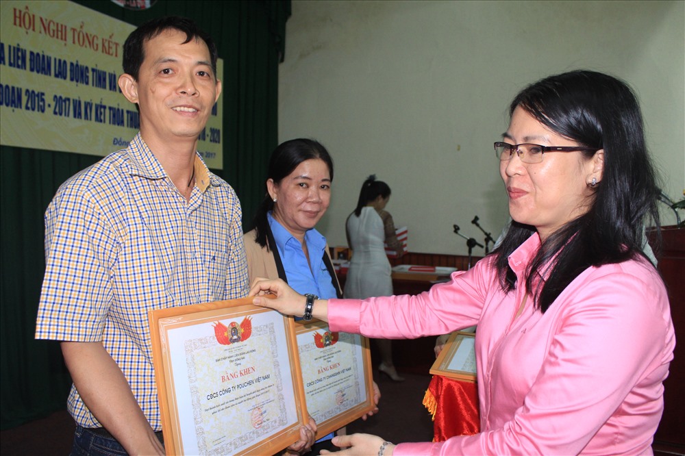Bà Nguyễn Thị Như Ý - PCT thường trực LĐLĐ tỉnh Đồng Nai tặng bằng khen cho 4 tập thể, 4 cá nhân có thành tích trong công tác chăm lo phúc lợi cho đoàn viên và người lao động giai đoạn 2015-2017.