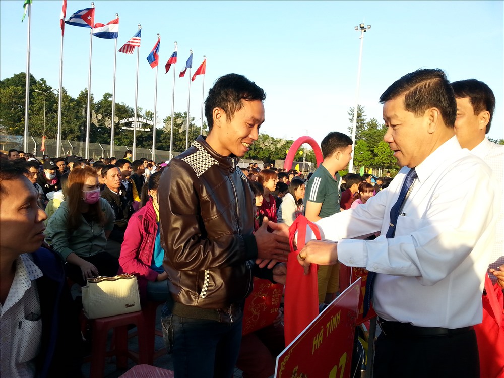 Chủ tịch UBND tỉnh Bình Dương Trần Thanh Liêm thăm hỏi công nhân khi tiễn công nhân về quê ăn Tết Đinh Dậu - Ảnh: L.T