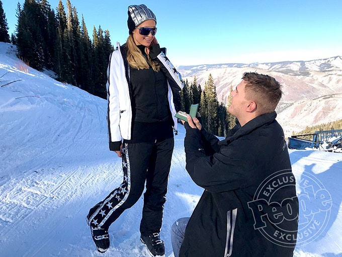 Mới đây, Paris Hilton đã vui mừng chia sẻ tin vui khi được nam diễn viên Chris Zylka quỳ gối cầu hôn trên đỉnh núi tuyết ở Aspen ngay sau khi cả hai có một bữa trưa lãng mạn. Ảnh: People 