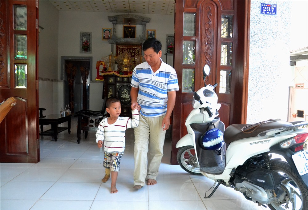 Sau vụ tai nạn, từ nguồn tiền của nhiều nhà hảo tâm, cha con “Thai nhi kỳ diệu” cất lên ngôi nhà tại ấp An Thới, xã Hội An (Chợ Mới- An Giang)
