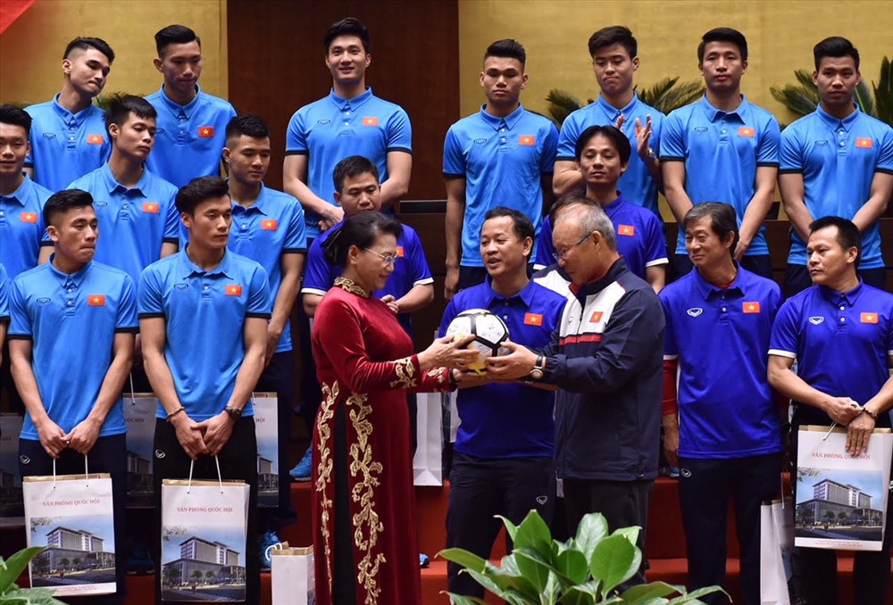 HLV Park Hang - Seo thay mặt đội bóng đá U23 Việt Nam tặng quả bóng của đội tuyển cho Chủ tịch Quốc hội Nguyễn Thị Kim Ngân (Ảnh: Ảnh: NB)