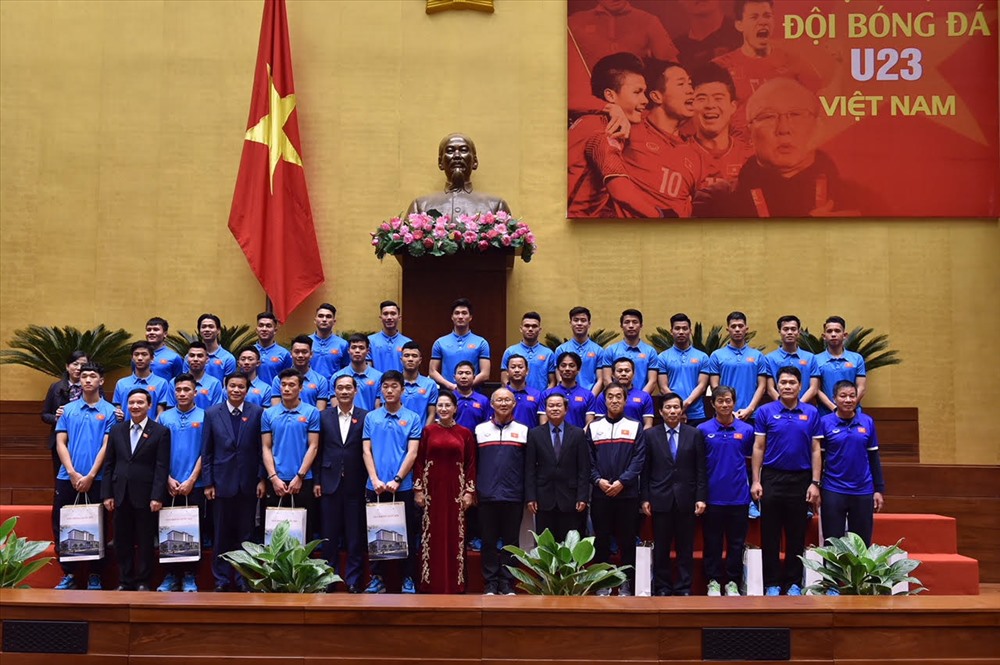 Lãnh đạo Quốc hội chụp ảnh cùng đội bóng đá U23 Việt Nam (Ảnh: NB)