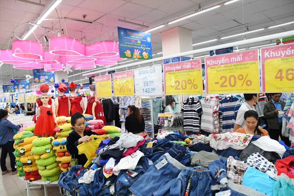 Khách hàng lựa chọn các mặt hàng thời trang đang được giảm giá tại siêu thị Co.opmart