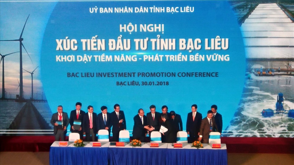 Thủ tướng Chính phủ chứng kiến các nhà đầu tư ký kết đầu tư tại Bạc Liêu (ảnh Nhật Hồ)