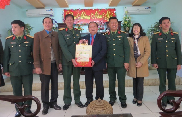 Phó Chủ tịch Tổng LĐLĐVN Trần Văn Lý tặng quà cho cán bộ, chiến sỹ Trung đoàn 36. Ảnh: Xuân Trường