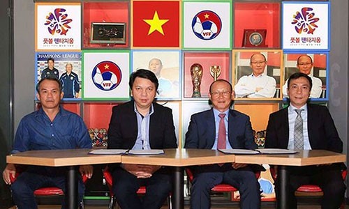 Bầu Đức và lãnh đạo VFF sang Hàn Quốc ký hợp đồng với HLV Park Hang-seo.
