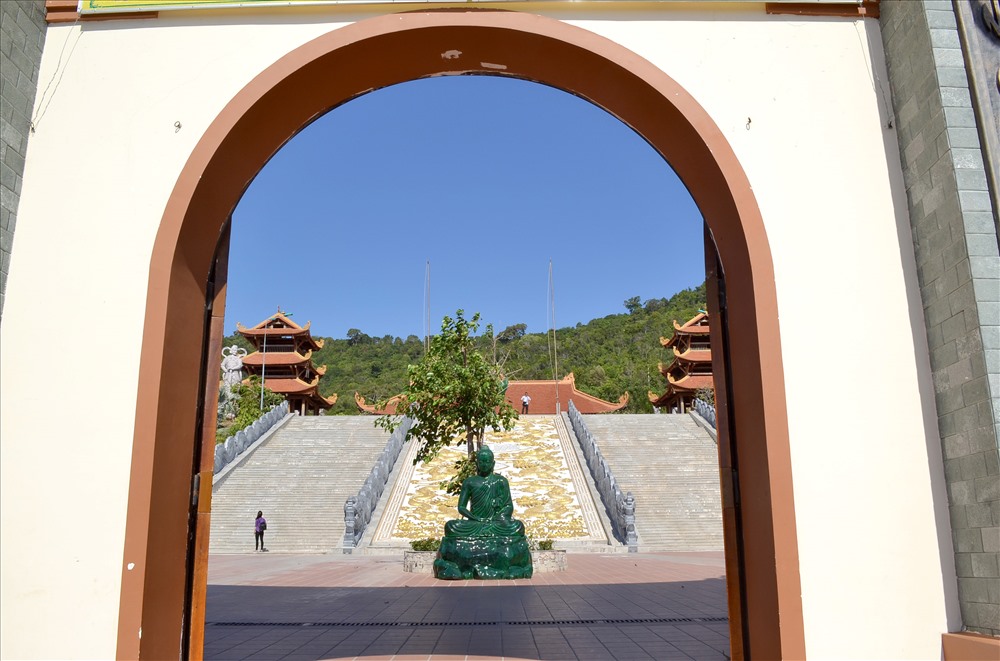 Từ cổng nhìn vào là tượng Phật bằng ngọc thạch. (Ảnh: Lục Tùng)