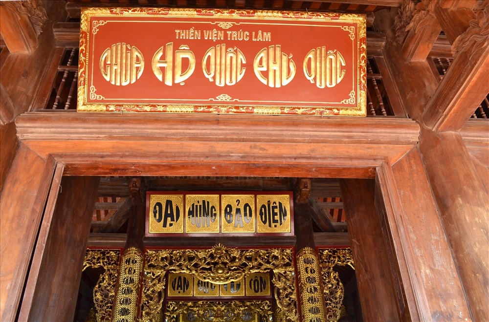 Bên ngoài chính điện là biển chữ thuần Việt: Thiền viện Trúc Lâm Hộ Quốc. (Ảnh: Lục Tùng)