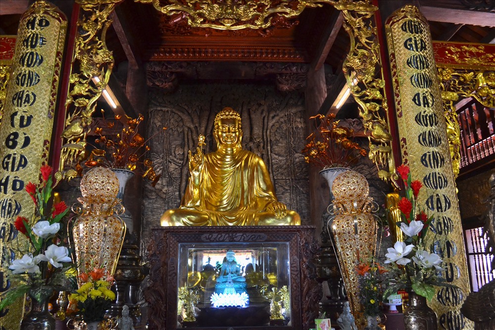 Bên trong, tượng Phật ngự tại vị trí trang nghiệm nhất (Ảnh: Lục Tùng)
