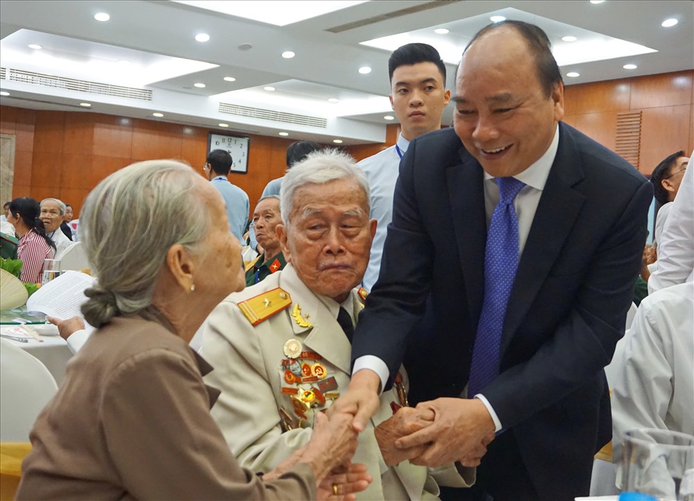 Thủ tướng Nguyễn Xuân Phúc gặp gỡ các đại biểu.