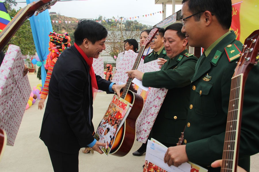 Chủ tịch Tổng LĐLĐVN Bùi Văn Cường tặng đàn ghi ta, báo Lao Động Xuân cho các chiến sĩ biên phòng tỉnh Lai Châu ngày 30.1. Ảnh: VŨ HẢI