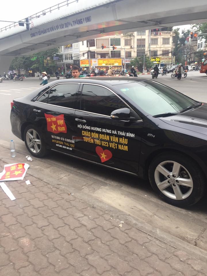 Nhiều xe được trang trí cờ đỏ sao vàng lên Hà Nội đón Hậu về quê. 