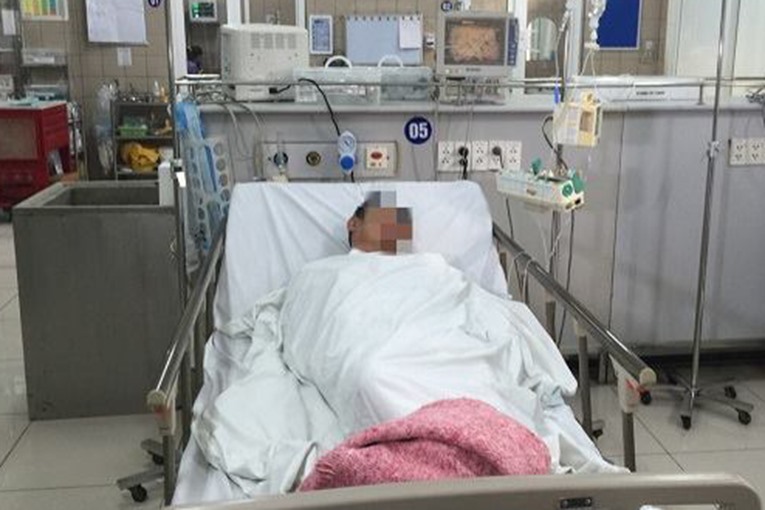Bệnh nhân ngộ độc rượu điều trị tại BV Bạch Mai.Ảnh: T.LINH