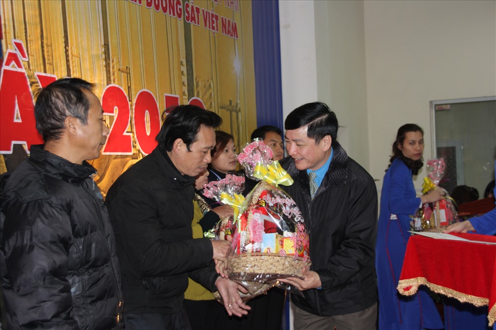 Chủ tịch Bùi Văn Cường trao quà cho CNLĐ ngành đường sắt. Ảnh: Vũ Hải