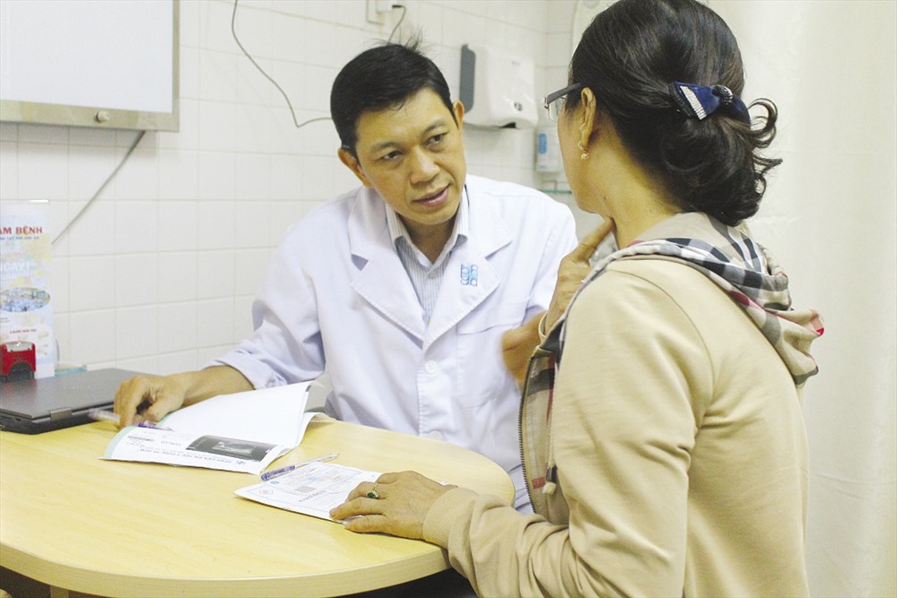 Tiến sĩ, bác sĩ Trần Đặng Ngọc Linh, khoa ung bướu Bệnh viện Đại học y dược TPHCM khám cho 1 bệnh nhân nghi ung thư.