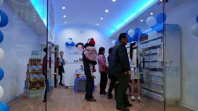 Mặc dù được khai trương vào ngày cận kề của năm 2017 thế nhưng cửa hàng TH true mart tại Hà Giang của Tập đoàn TH đã thu hút đông đảo khách hàng đến thưởng thức và mua hàng.