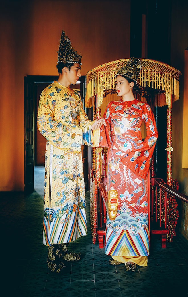  Bộ ảnh “Hoài niệm vương triều” được thực hiện với ý tưởng đưa người xem cùng hồi tưởng lại hình ảnh của vua chúa nước Việt xưa tại Huế với những trang phục cung đình được thiết kế lộng lẫy, uy quyền bám sát hình ảnh tư liệu lịch sử. 