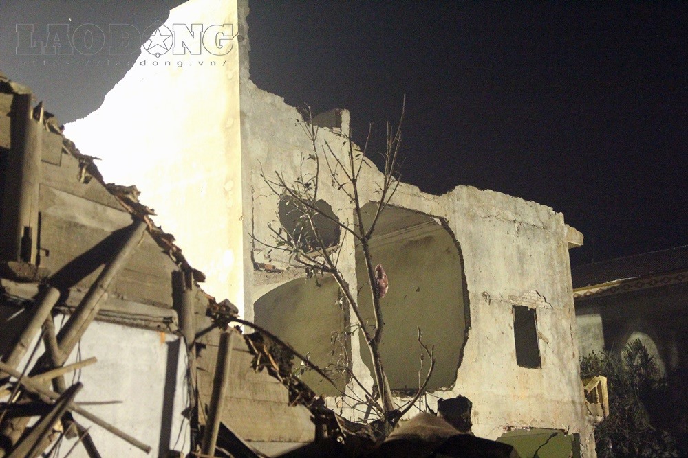 Tối 3-1, sau nhiều giờ phong tỏa hiện trường, PV tiếp cận trực tiếp khu vực xảy ra vụ nổ kinh hoàng tại xã Văn Môn, Yên Phong, Bắc Ninh, khiến 10 người thương vong. Tại hiện trường, vụ nổ tạo thành một hố sâu hơn 2m, đường kính khoảng hơn 10m.