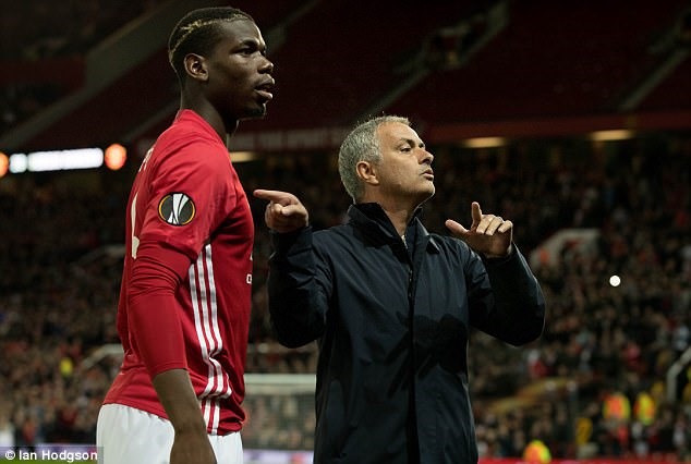 Mourinho đang giao băng đội trưởng cho Pogba. Ảnh: Daily Mail.