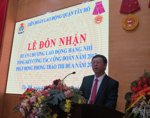 Đồng chí Nguyễn Văn Vinh - Chủ tịch LĐLĐ quận Tây Hồ báo cáo kết quả hoạt động CĐ quận Tây Hồ 5 năm qua và năm 2017 tại buổi lễ. Ảnh: Xuân Trường