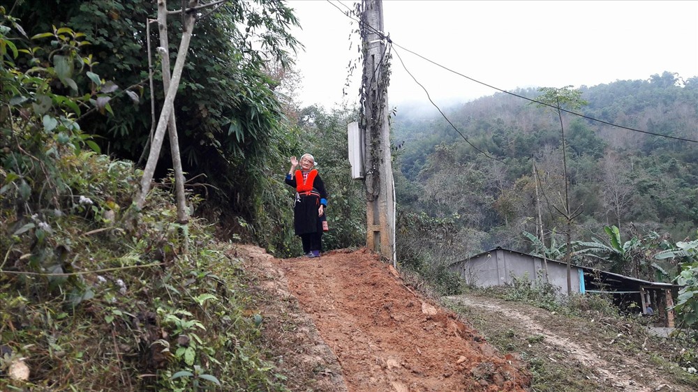 Bà Chài đứng đợi các BS (Ảnh: T.Linh)