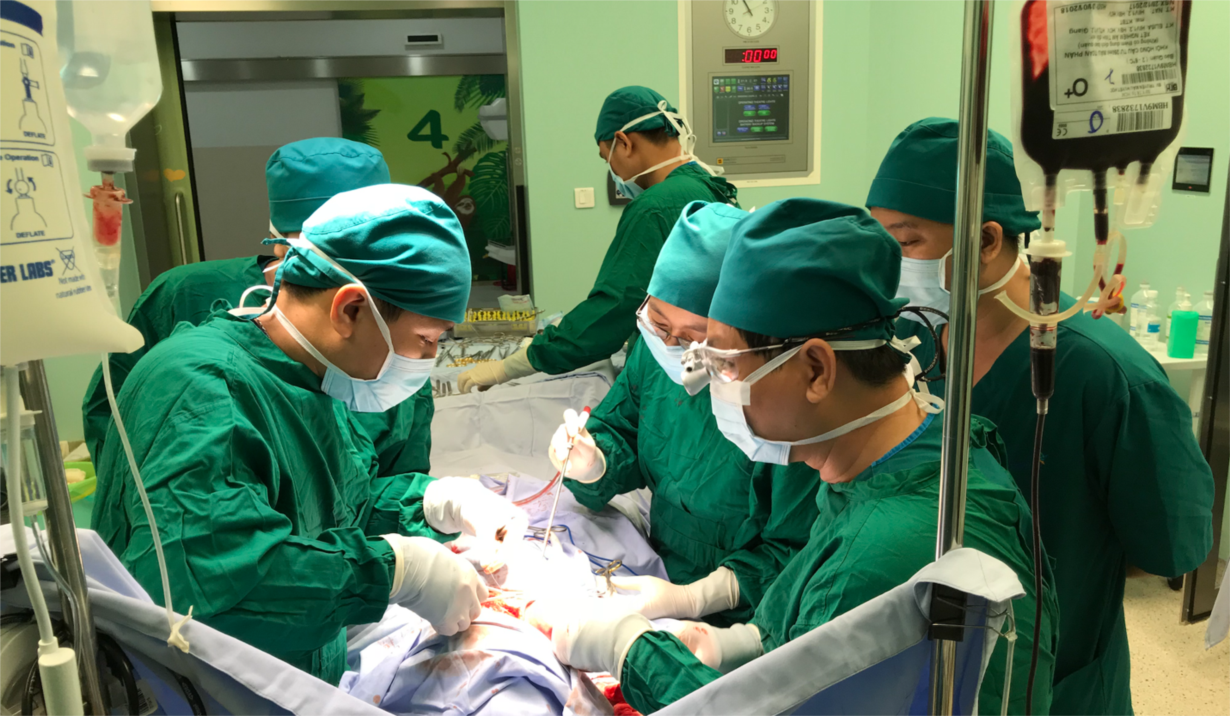 Phẫu thuật viên các BV Đại học Y dược, BV Nhi Đồng 1, BV Chấn thương chỉnh hình phối hợp can thiệp phẫu thuật triệt để các tổn thương mạch máu và thần kinh cho bệnh nhân