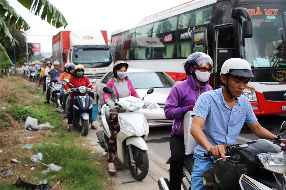 Giao thông ùn ứ, các phương tiện xe máy cũng không thể di chuyển (ảnh: Tr.L)