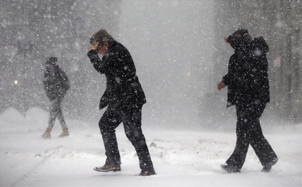 Cơn bão nhanh chóng tăng cấp, gây ra tuyết rơi nhiều ở thành phố New York và gây ngập lụt rộng khắp ở đông Massachusetts. Đường sá bị ngưng trệ và sân bay khắp khu vực bị đóng cửa. Ảnh: AP