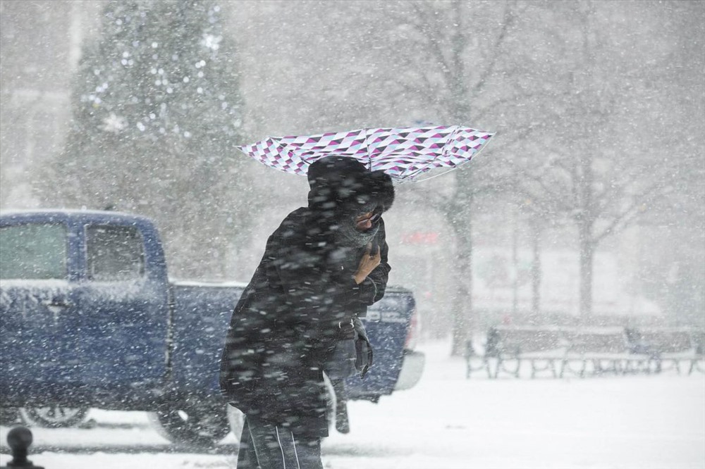 Người đi đường chật vật đối phó với gió mạnh, tuyết rơi dày ở quảng trưởng Copley, Boston. Ảnh: NY Times