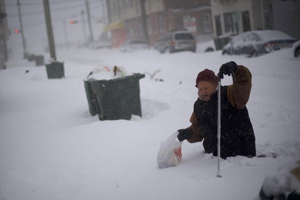 Một người đang chật vật đi trên đường ở thành phố Atlantic, New Jersey. Ảnh: AFP