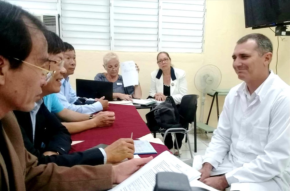 Lãnh đạo Bệnh viện Hữu nghị Việt Nam - Cuba Đồng Hới trao đổi các nội dung liên quan với các chuyên gia y tế Cuba.