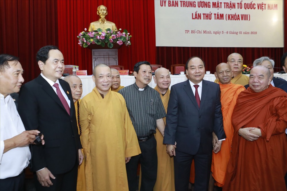 Thủ tướng Nguyễn Xuân Phúc trao đổi với các đại biểu tại hội nghị.  Ảnh: Quang Vinh