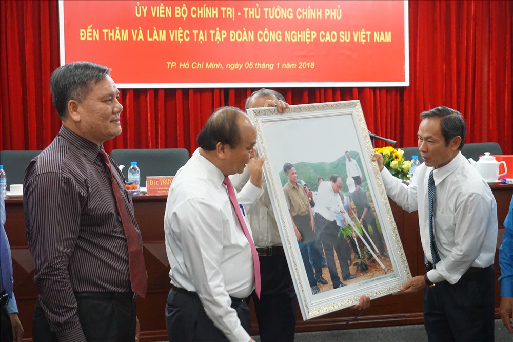 Đại diện VRG tặng quà lưu niệm đến Thủ tướng Chính phủ Nguyễn Xuân Phúc - Ảnh: L.T