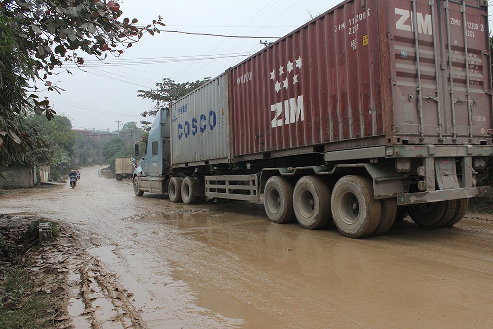 Những chiếc xe quá tải là nguyên nhân làm cho tuyến đường bị xuống cấp nghiêm trọng. Ảnh: PĐ.