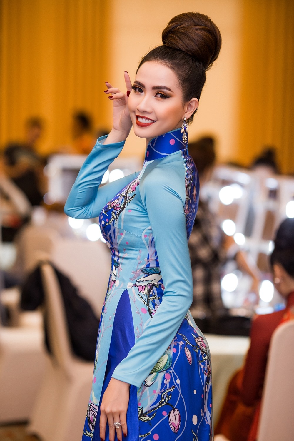 Xuất hiện trên thảm đỏ, Phan Thị Mơ diện chiếc áo dài màu xanh ngọc thướt tha mang tới một vẻ đẹp nhẹ nhàng, thanh thoát nhưng đầy cuốn hút.