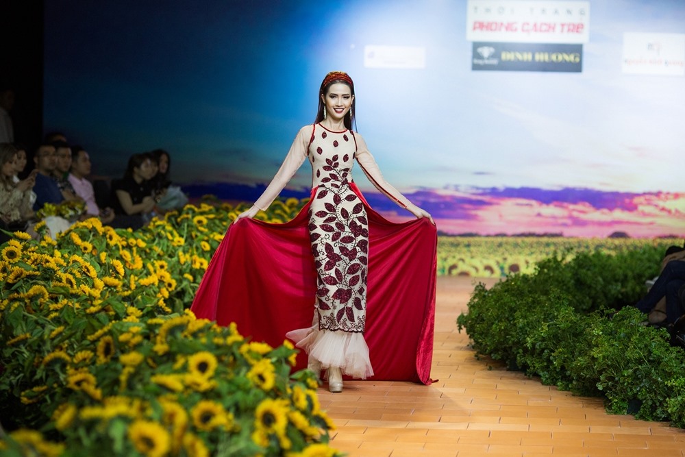 Với kinh nghiệm làm mẫu lâu năm, Phan Thị Mơ khiến mọi người không thể không ngắm nhìn khi cô sải bước catwalk.