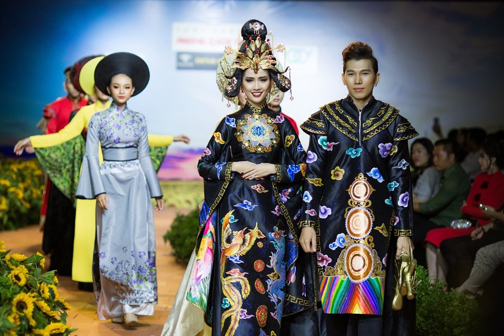 Mở màn với trang phục áo dài truyền thống, người đẹp quê Tiền Giang xuất hiện như một nàng hoàng hậu cao sang, quyền quý trong chiếc áo dài với các họa tiết rồng phượng, chim hạc.