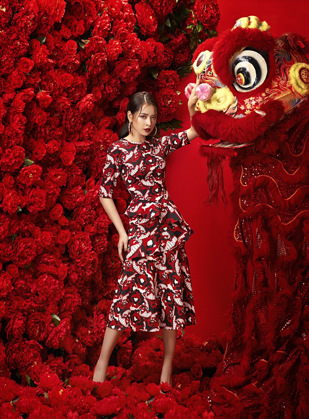 Để chào đón năm mới với nhiều dự định, Chi Pu đã thực hiện bộ ảnh với với phong cách cực ấn tượng, ngập tràn trong sắc đỏ, tượng trưng cho sự may mắn trong những ngày đầu năm