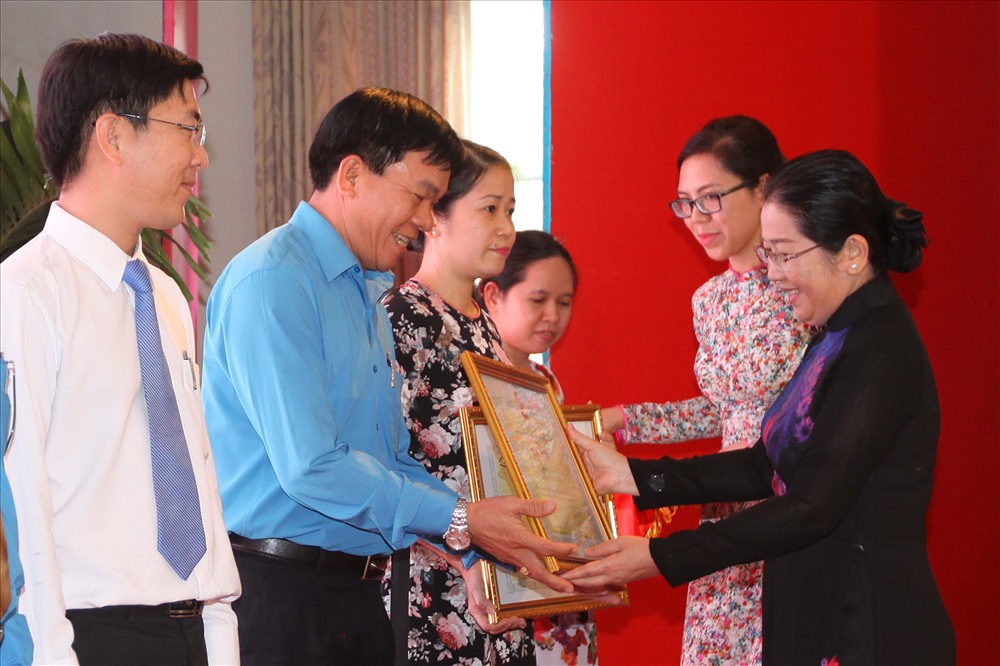 Bà Võ Thị Dung trao bằng khen cho các đơn vị có nhiều hoạt động xuất sắc trong năm 2017 - Ảnh: T.Vũ