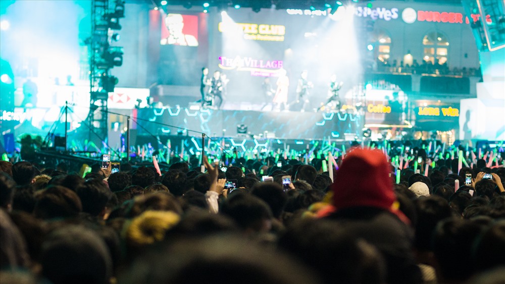 Tối ngày 6.1, tại phố đi bộ Hồ Gươm, Hà Nội một sự kiện âm nhạc đã diễn ra thu hút 10.000 khán giả tới tham dự. Ảnh: Trung Nguyễn 