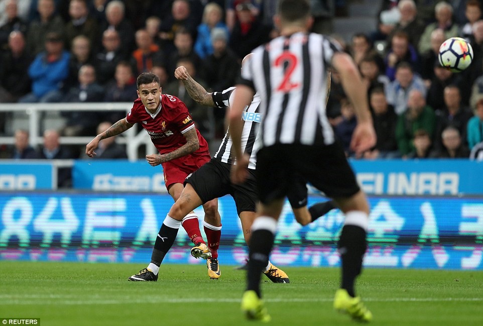 Bàn thắng đẹp mắt của Coutinho (áo đỏ) khi chạm trán Newcastle hồi tháng 10.2017. Ảnh: Reuters.