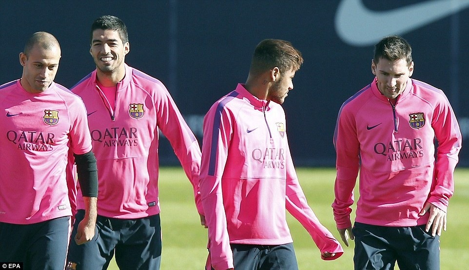 Mascherano (ngoài cùng bên trái) và Luis Suarez (thứ hai từ trái sang) là những cầu thủ trụ cột của Barcelona vài mùa gần đây. Ảnh: EPA.