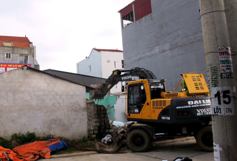 Nhà bà Hoàng Thị Bài ở TP Lạng Sơn bị “người lạ” đưa máy xúc đến đập phá hôm 26.8.2015.