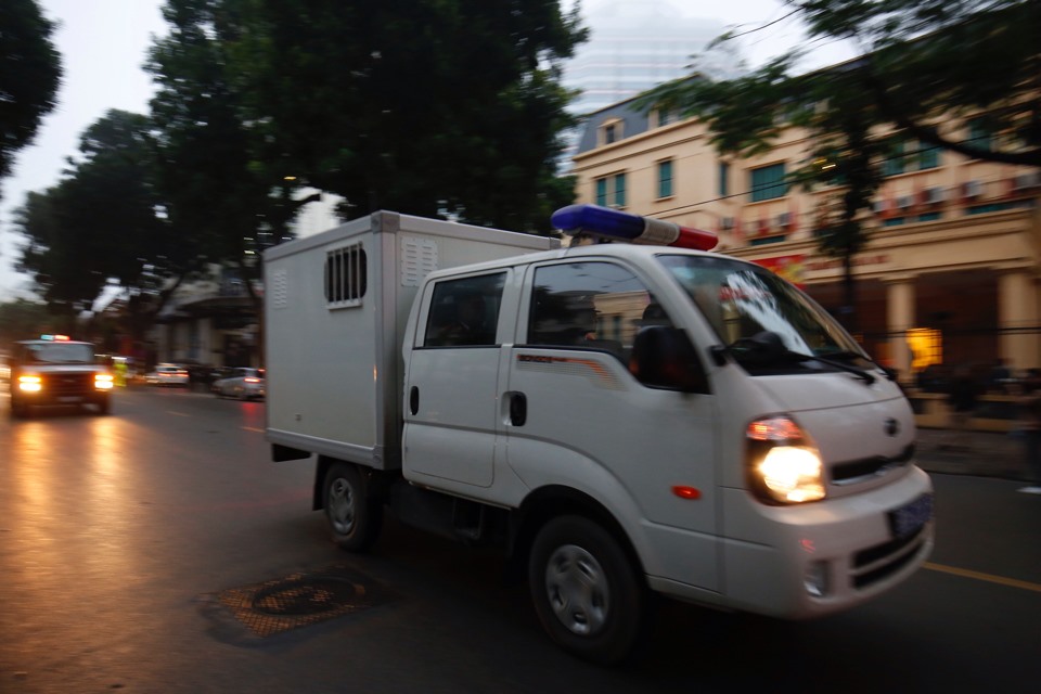 Chiếc xe thùng chở các bị cáo tiến vào cổng tòa. Ảnh: Hải Nguyễn