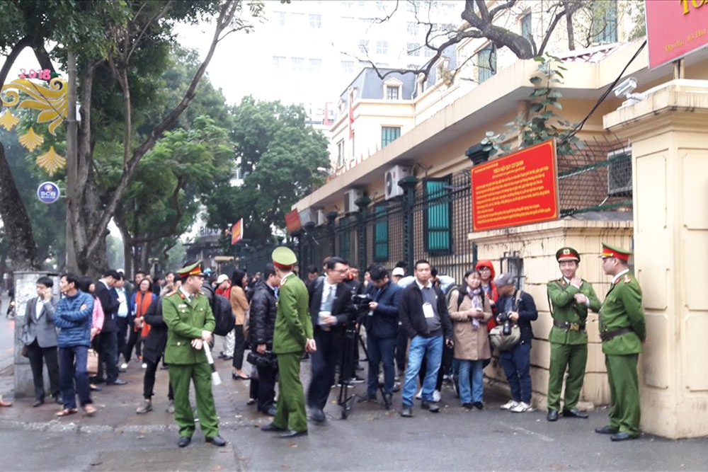 Rất đông phóng viên, người dân và các lực lượng chức năng ở phía ngoài. Ảnh Cao Nguyên