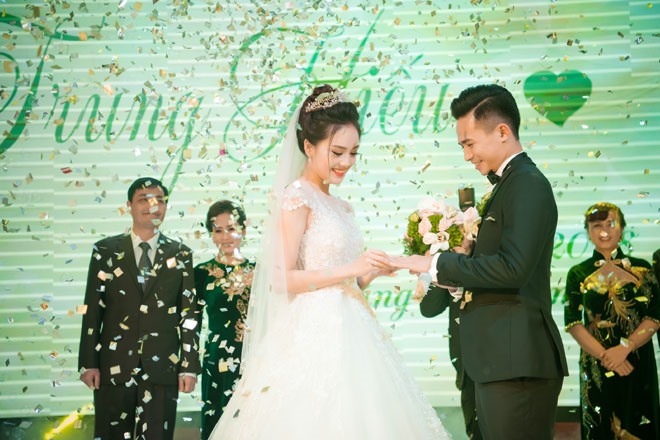 Trong hôn lễ diễn ra tại quê nhà Thái Nguyên và quê chú rể Hà Nam ngày hôm qua, người đẹp Tố Như toả sáng khi khoác lên mình thiết kế váy cưới đính kim cương cầu kỳ của nhà thiết kế Lek Chi.