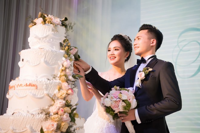 Chiếc váy Tố Như chọn để diện trong đám cưới của mình là một mẫu váy khá công phu nằm trong BST Snow White của NTK Lek Chi mới được ra mắt tại Hà Nội cách đây không lâu.