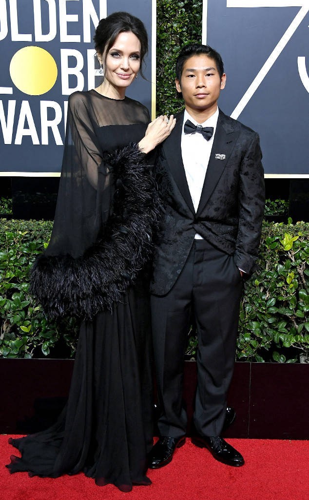 Tối ngày 7.1, lễ trao giải Quả cầu vàng 2018 đã diễn ra với sự quy tụ của loạt tên tuổi đình đám Hollywood. Angelina Jolie gây chú ý khi đưa cậu con nuôi gốc Việt - Pax Thiên tới tham dự cùng.