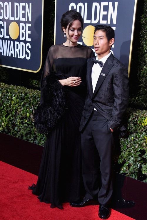 Angelina Jolie diện bộ đầm dạ hội đen và Pax Thiên cũng gây chú ý với bộ suit đen lịch lãm.
