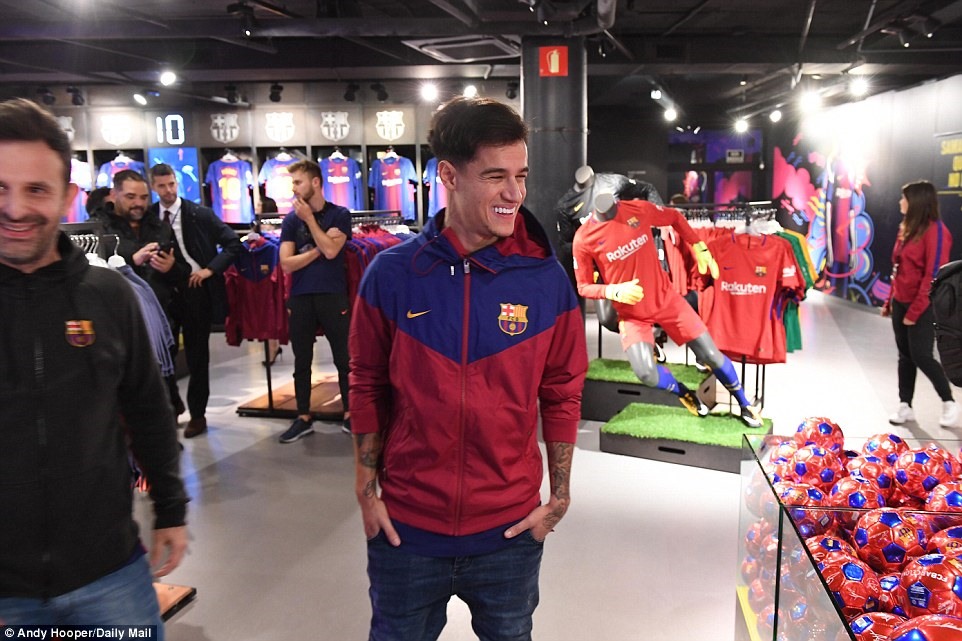 Coutinho cười rạng rõ khi được tham quan chi tiết và tận hưởng không khí hoành tráng của phòng truyền thống Barcelona. Ảnh: Daily Mail.